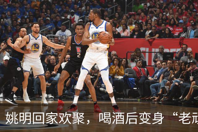 姚明回家欢聚，喝酒后变身“老顽童”！